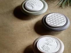 Grüne Erde Raumdüfte|Duftlampen & Duftsteine^Duftstein aus Keramik mit Motiv Yin & Yang, taupe, ø 8 cm, H 2 cm