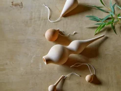 Grüne Erde Wohndekoration^2er-Set Baumanhänger aus Erle geölt, ø 4,5 cm