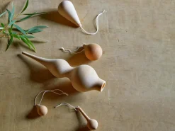 Grüne Erde Wohndekoration^2er-Set Baumanhänger aus Erle geölt, ø 4,5 cm