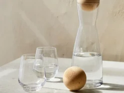 Grüne Erde Geschenke-Guide|Gläser, Karaffen & Kannen^Glaskaraffe mit Zirbenkugel, 1 l, H 25,5 cm, Kugel = 7,0 cm