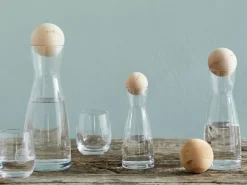 Grüne Erde Geschenke-Guide|Gläser, Karaffen & Kannen^Glaskaraffe mit Zirbenkugel, 1 l, H 25,5 cm, Kugel = 7,0 cm