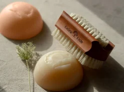 Grüne Erde Körperpflege|Baden & Massage^Handbürste, ca. 9 x 4,5 cm, Birnbaumholz