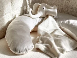 Kinder Grüne Erde Stillkissen Und Seitenschläferkissen^Lagerungs- und Begrenzungskissen, Jesper sand/natur, 40 x 50 cm, Bezug: 100 % Baumwolle, Füllung: 100 % Naturlatex, GOTS