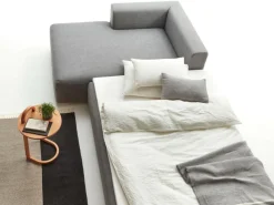 Grüne Erde Schlafsofas^Lounge-Sofa Sereno mit Schlaffunktion inkl. 3 Kissen (70x55 cm), B 320,5 x T 180 cm, Bodennah, Liegeteil links, mit Bezug Wollstoff Tano Natur (79), Buche