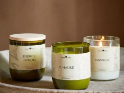 Grüne Erde Geschenke-Guide|Kerzen Und Duftkerzen^Natürliche Rapswachskerze NAMASTÉ im rezyklierten Glas, Baumwolldocht, 325 ml, H 9,5 cm, ø 8,5 cm