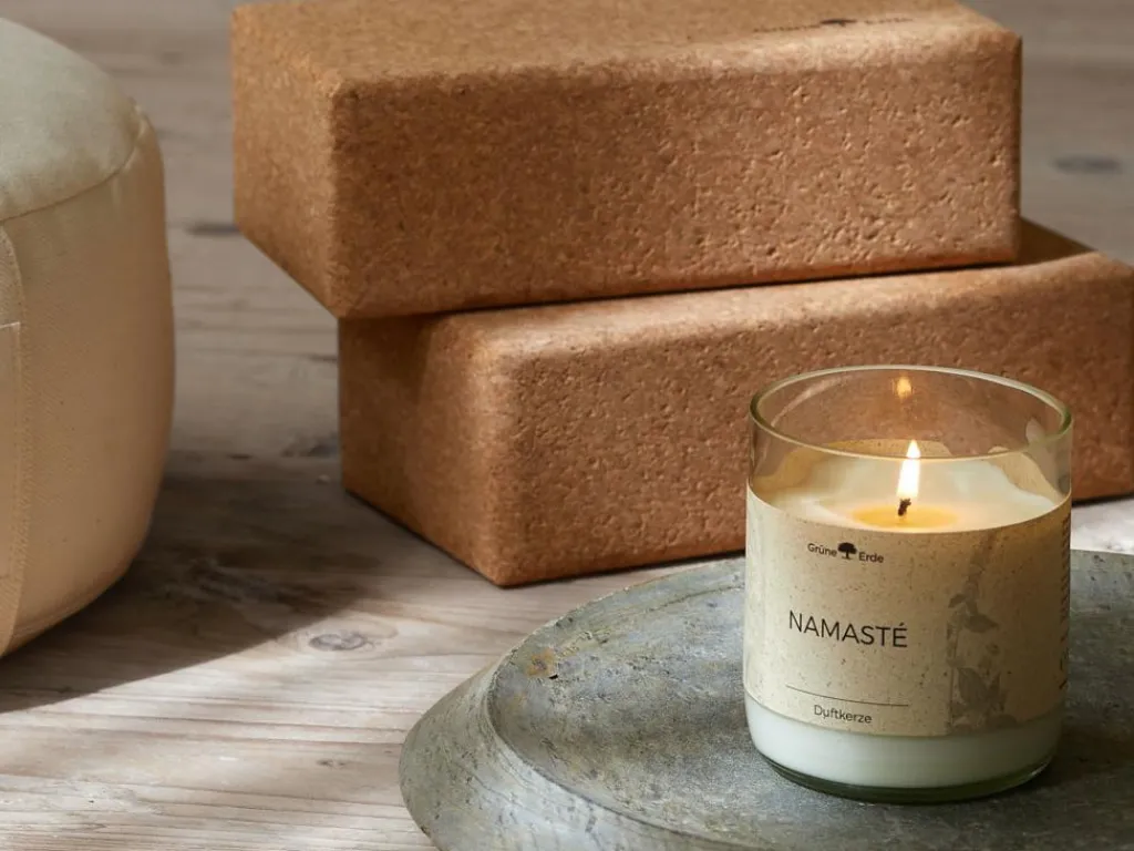 Grüne Erde Geschenke-Guide|Kerzen Und Duftkerzen^Natürliche Rapswachskerze NAMASTÉ im rezyklierten Glas, Baumwolldocht, 325 ml, H 9,5 cm, ø 8,5 cm