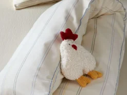 Grüne Erde Geschenke-Guide|Kuscheltiere & Spielzeug^Rassel Henne Berta, 21 x 17 cm, Bezug: 100 % Baumwolle, Füllung: 100 % Schurwolle (Schaf), GOTS