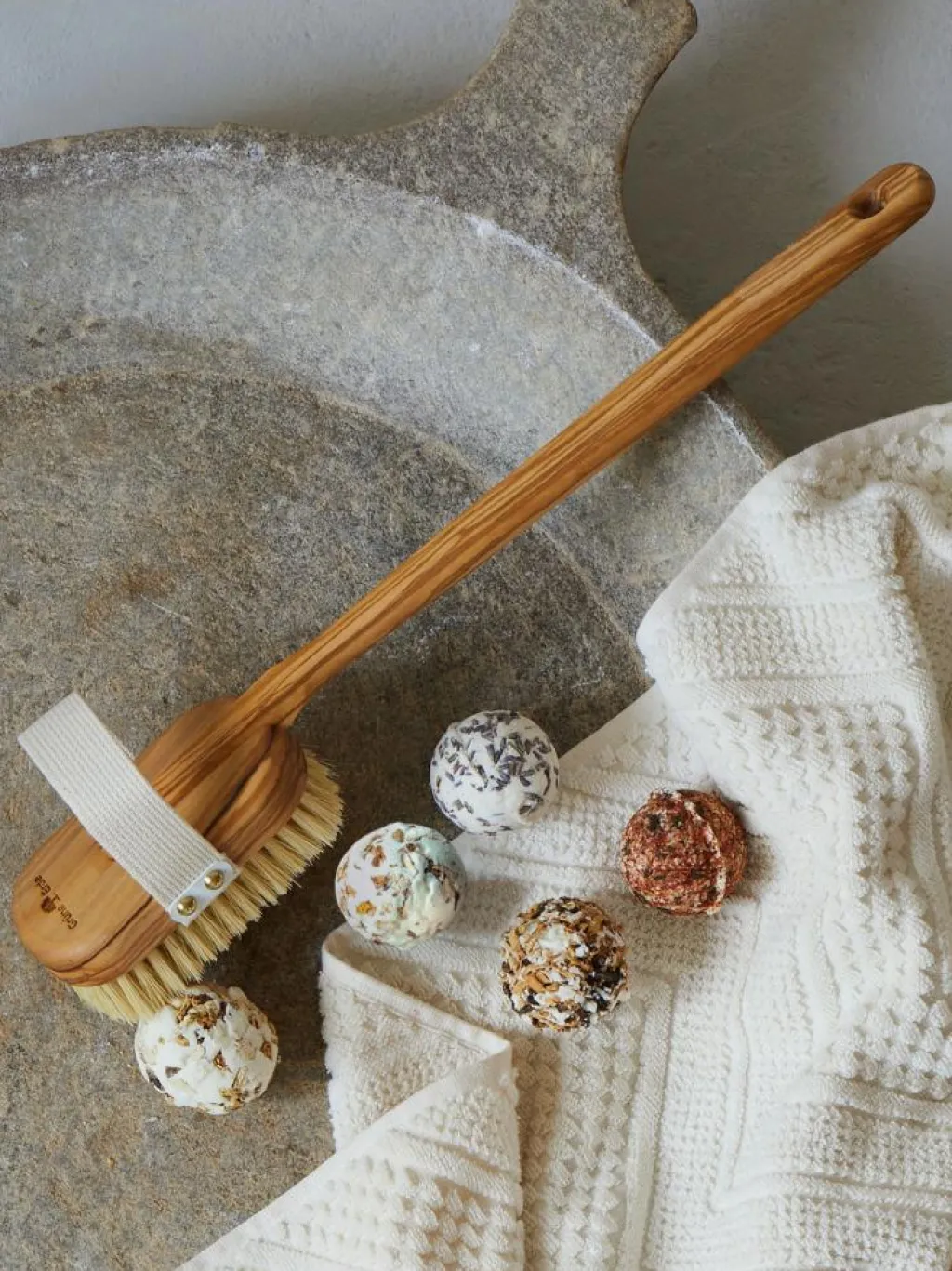 Grüne Erde Feste Kosmetik & Alles Mit Kunststofffreier Verpackung|Baden & Massage^ROSIGE AUSSICHTEN - Badekugel Rose & Bergamotte 50 g