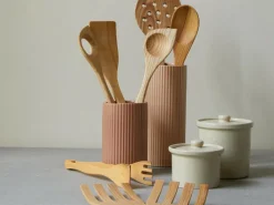 Grüne Erde Küchenaccessoires^Spitzlöffel mit Loch aus Eschenholz, geölt, 30 x 6 cm