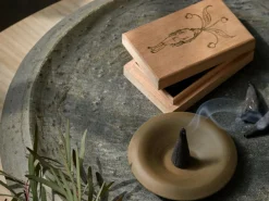 Grüne Erde Geschenke-Guide|Räuchern & Räucherstäbchen^Unterteller für Räucherkegel, schlamm, H 1,5 cm, ø 8 cm